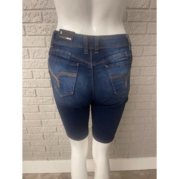 Fashion Nova Women Dark Wash Shorts Size 5 NWT - Picture 2 of 8